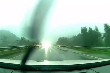 Tài xế giật mình khi phát hiện ô tô giương pha, lao ngược chiều trên cao tố