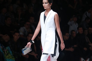 NTK Adrian Anh Tuấn mang phụ kiện công nghệ sành điệu lên sân khấu