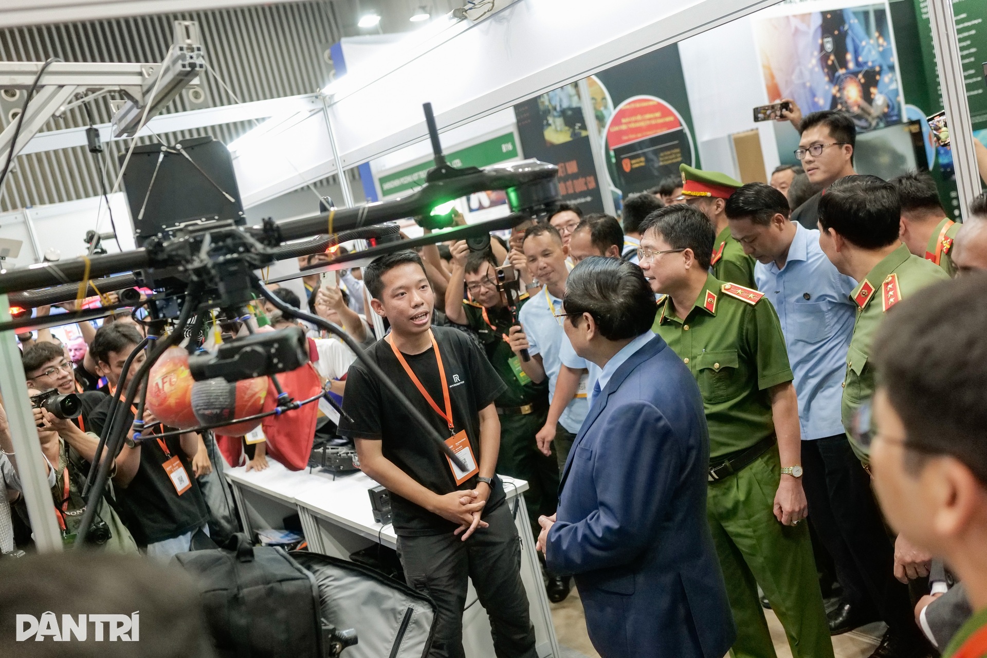 Thủ tướng tham quan triển lãm quốc tế về kỹ thuật và phương tiện PCCC, CNCH - 8 Thủ tướng tham quan triển lãm quốc tế về kỹ thuật và phương tiện PCCC, CNCH - 8
