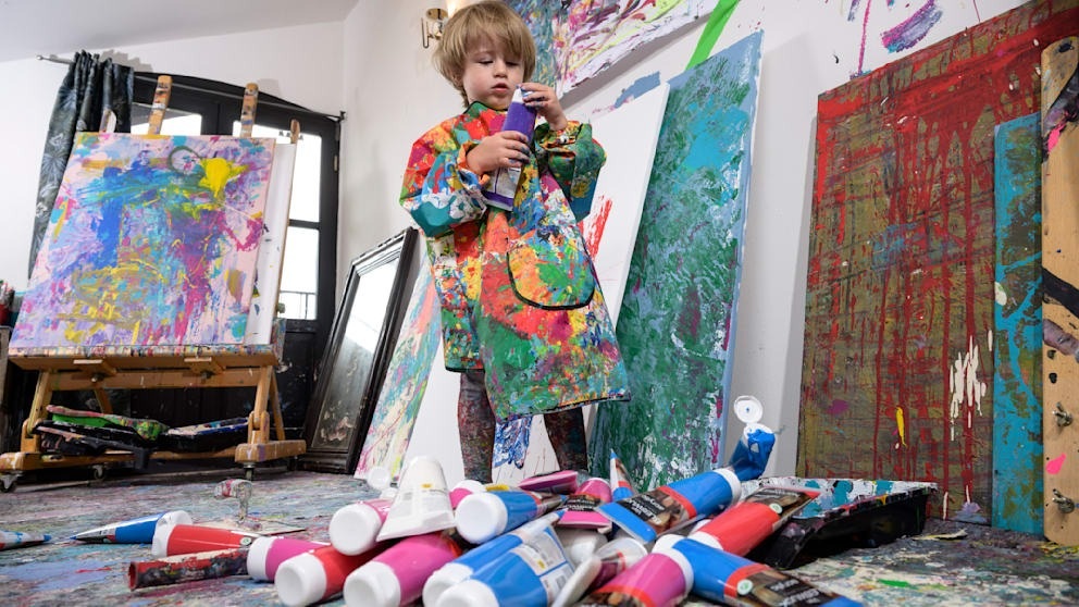 Cậu bé tiểu Picasso mới 2 tuổi đã bán tranh giá 7.000 USD mỗi bức - 1