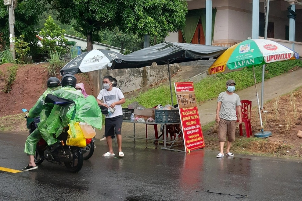 Người dân góp tiền, đội mưa trao sữa, bánh cho dòng người về quê - 2 Người dân góp tiền, đội mưa trao sữa, bánh cho dòng người về quê - 2