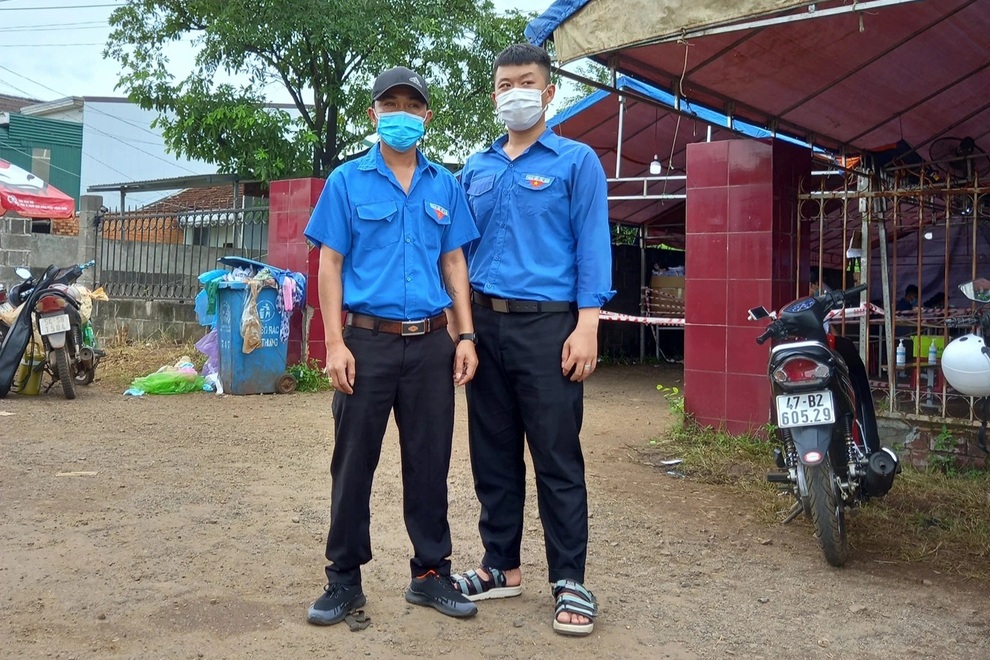 Tài xế nhận lại hơn 240 triệu đồng bỏ quên ở chốt kiểm dịch - 3 Tài xế nhận lại hơn 240 triệu đồng bỏ quên ở chốt kiểm dịch - 3