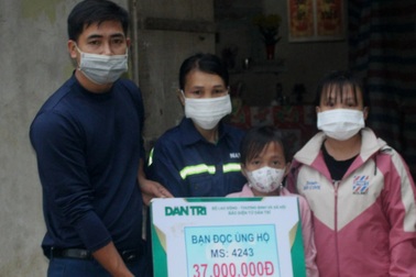 Bạn đọc Dân trí tiếp tục giúp đỡ 3 cháu bé mồ côi cha gần 40 triệu đồng