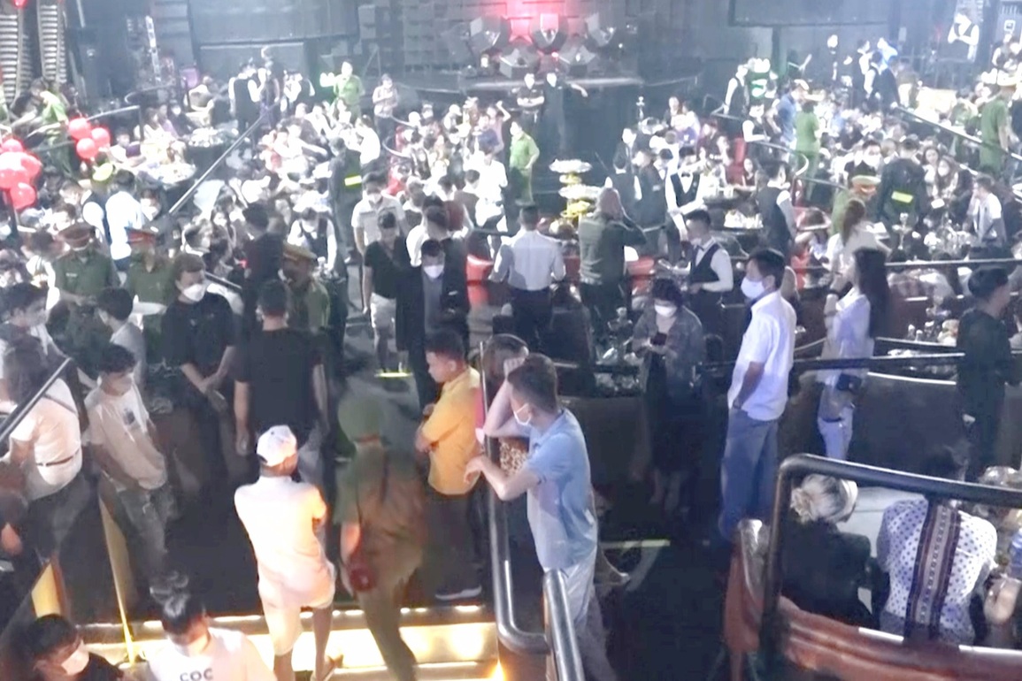 Phát hiện gần 100 người phê ma túy trong quán bar ở TPHCM - 1 Phát hiện gần 100 người phê ma túy trong quán bar ở TPHCM - 1