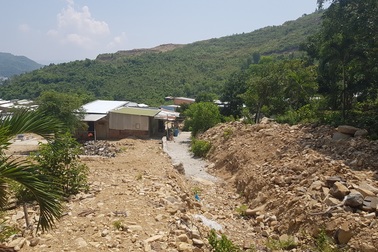 Một năm sau vụ lở núi, người dân quay lại nơi xảy ra thảm hoạ sinh sống