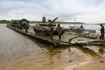 Ukraine nói đã đánh chìm sà lan chở vũ khí Nga tiếp viện cho Kherson