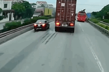 Xe container phanh "cháy đường" vì học sinh đi xe máy ngược chiều