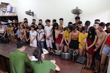 Bắt quả tang 43 nam, nữ thanh niên “phê” ma tuý trong quán karaoke