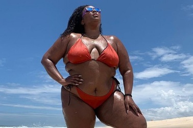 Rapper ngoại cỡ Lizzo tung ảnh mặc áo tắm