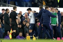 Son Heung Min bật khóc sau khi làm gãy cổ chân cầu thủ Everton