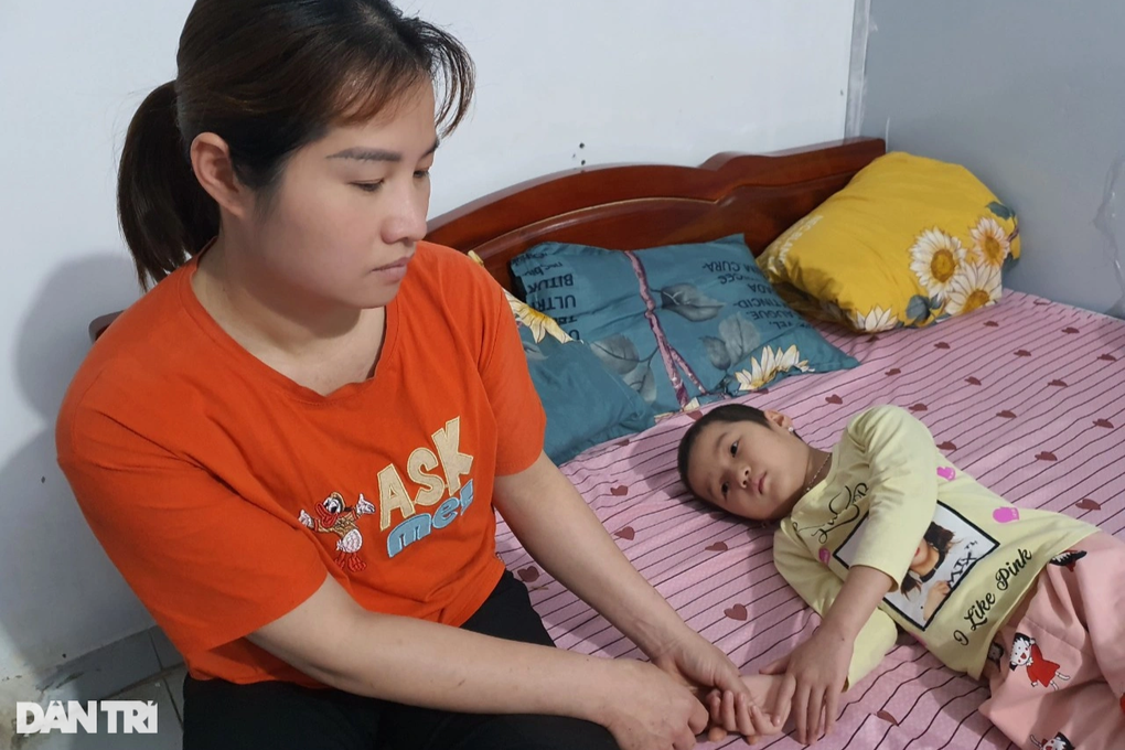 Em đang chờ bố nó về quê vay tiền để cho con bé nhập viện - 4 Em đang chờ bố nó về quê vay tiền để cho con bé nhập viện - 4