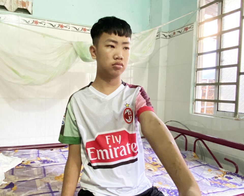 Nghẹn ngào cảnh bà ngoại lang thang đi ăn xin mong cứu đứa cháu hiếu thảo - 3 Nghẹn ngào cảnh bà ngoại lang thang đi ăn xin mong cứu đứa cháu hiếu thảo - 3