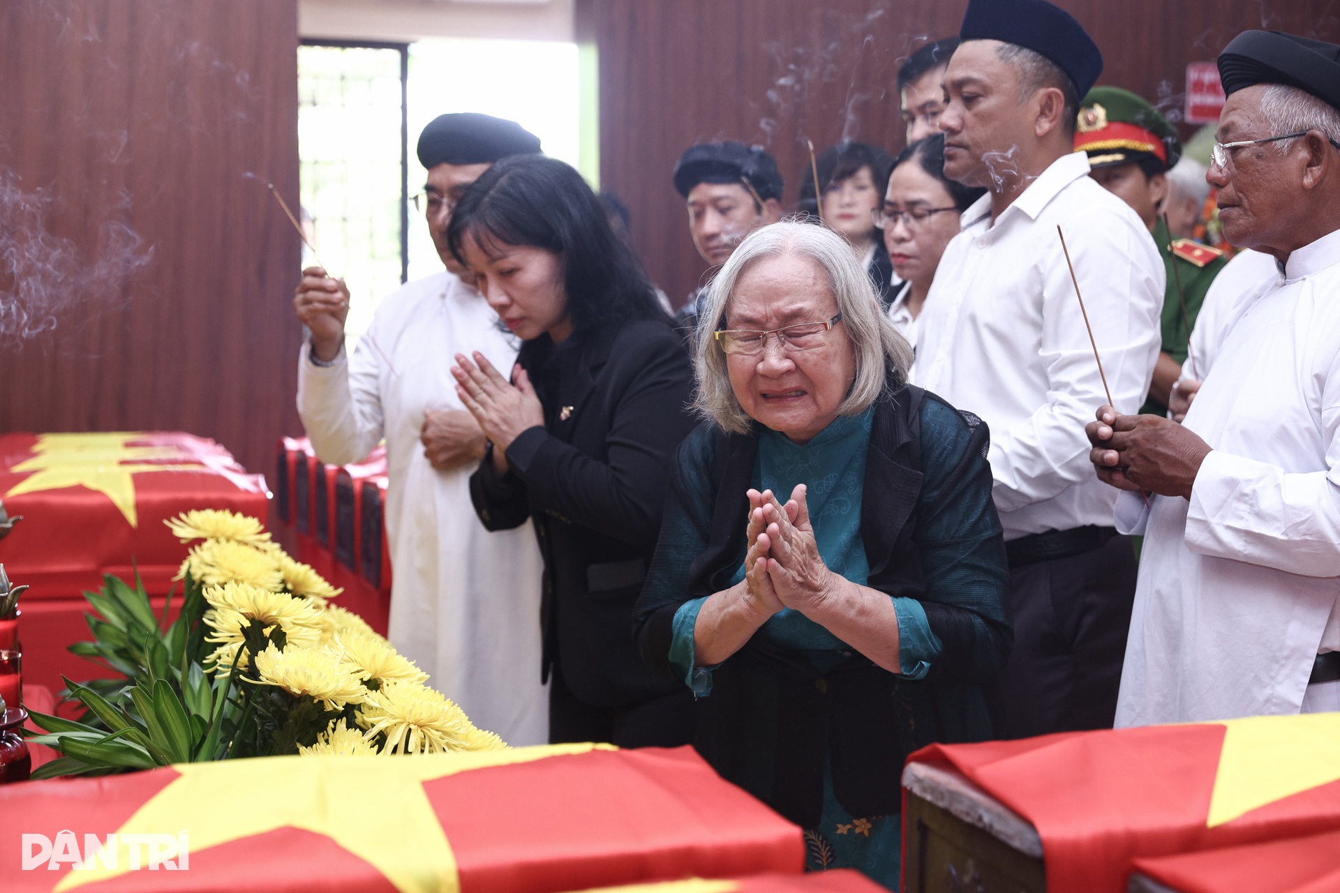 Người yêu liệt sĩ Huỳnh Văn Quên bật khóc ở Công viên Lê Thị Riêng - 12