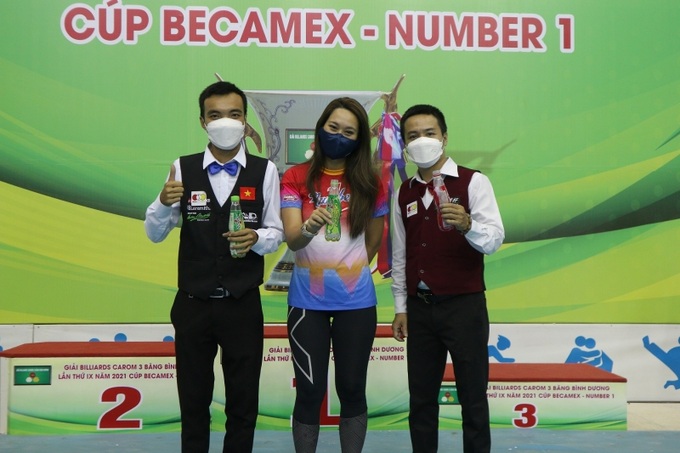 Thanh Vũ chia vui cùng cơ thủ Nguyễn Như Lê (bìa phải) và Phạm Quốc Thích