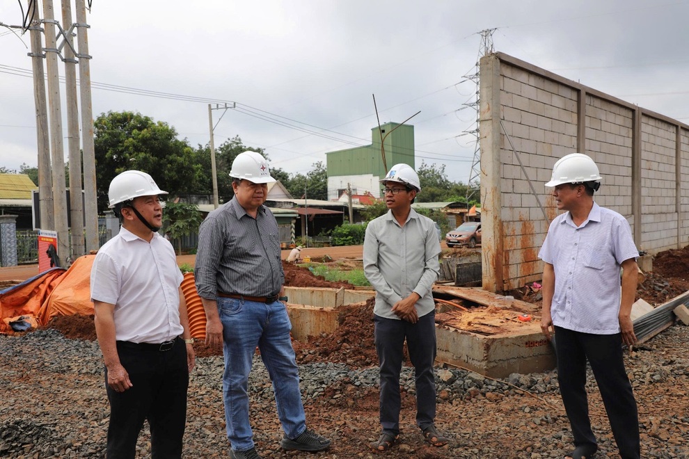 Ngành điện miền Nam xuyên lễ trên những công trình lưới điện - 7 Ngành điện miền Nam xuyên lễ trên những công trình lưới điện - 7
