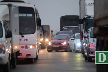 Tài xế dùng chiêu trả tiền lẻ khi qua trạm