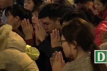 Hàng nghìn người ngồi lòng đường làm lễ giải hạn