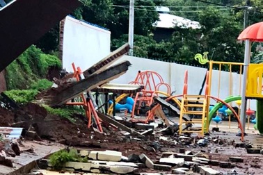 50m tường rào của trường tiểu học đổ sập ngay trong giờ học