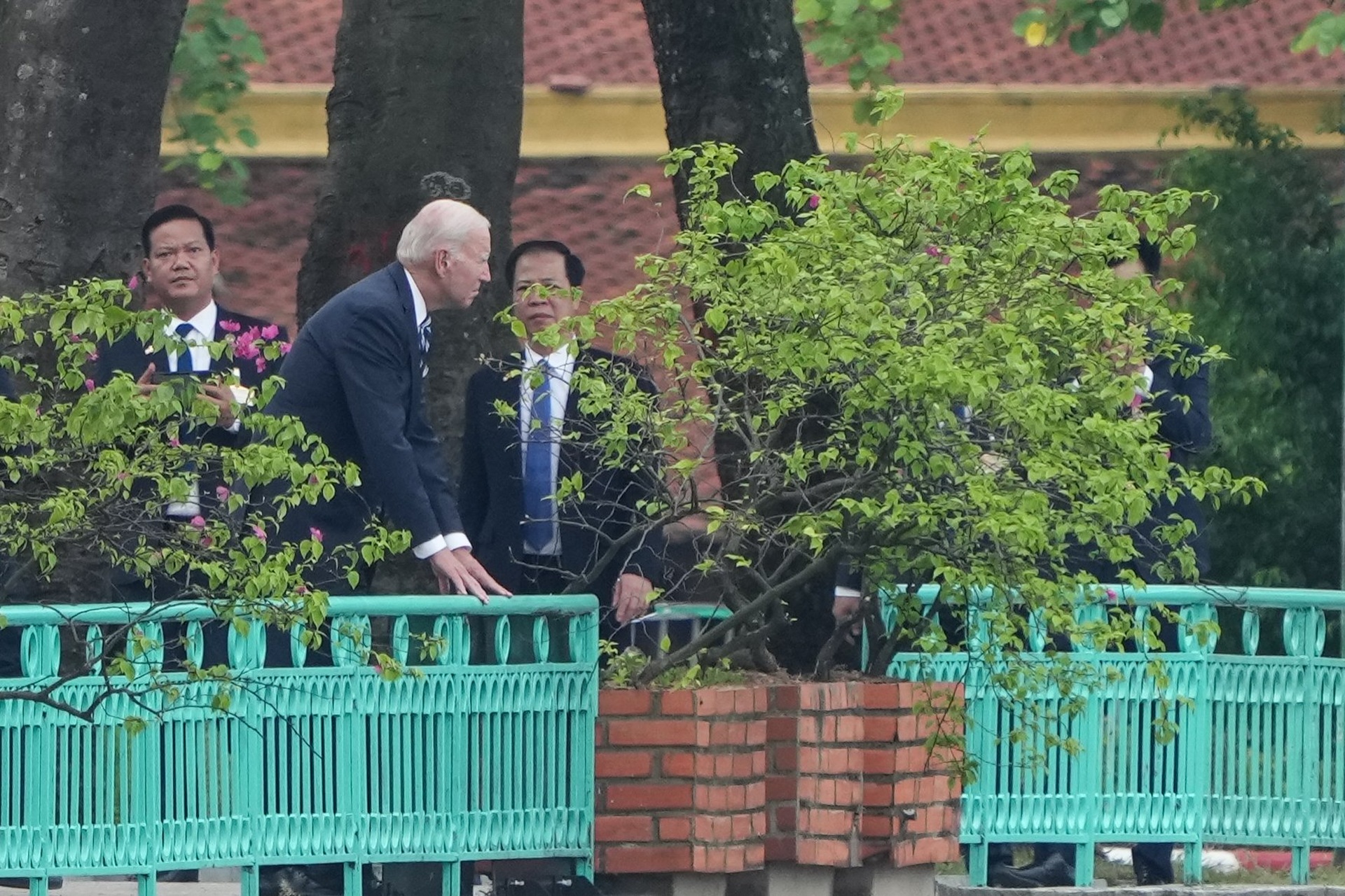 Tổng thống Mỹ Joe Biden thăm phù điêu cố thượng nghị sĩ John McCain - 6 Tổng thống Mỹ Joe Biden thăm phù điêu cố thượng nghị sĩ John McCain - 6