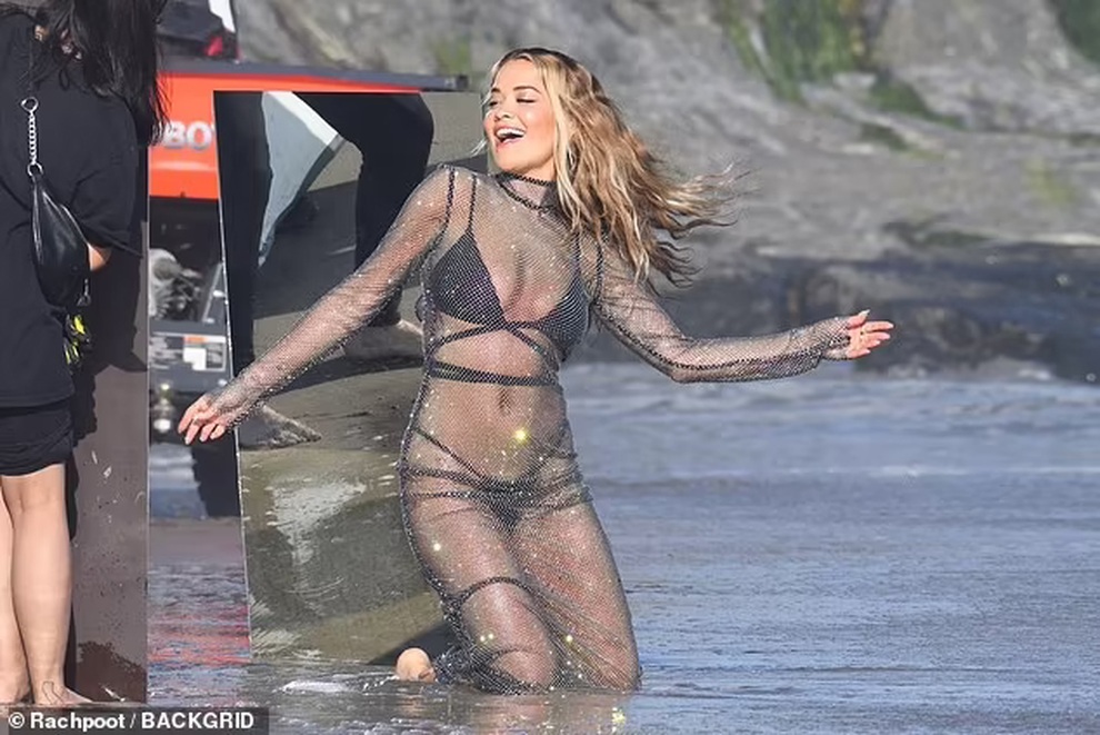 Rita Ora mặc sốc quay video ca nhạc mới - 3 Rita Ora mặc sốc quay video ca nhạc mới - 3