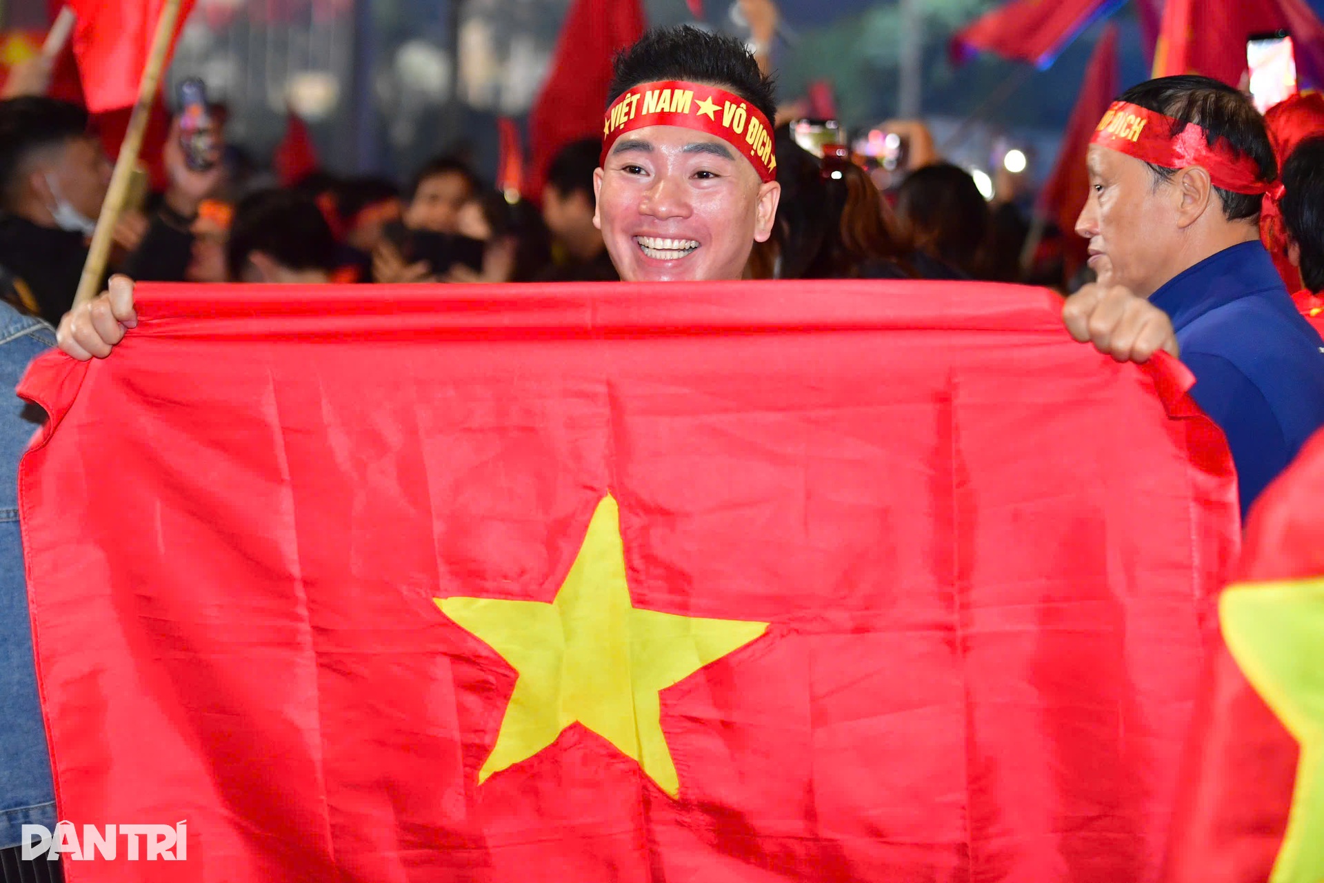 Không khí lễ hội ở Việt Trì khi tuyển Việt Nam thắng Thái Lan - 10 Không khí lễ hội ở Việt Trì khi tuyển Việt Nam thắng Thái Lan - 10