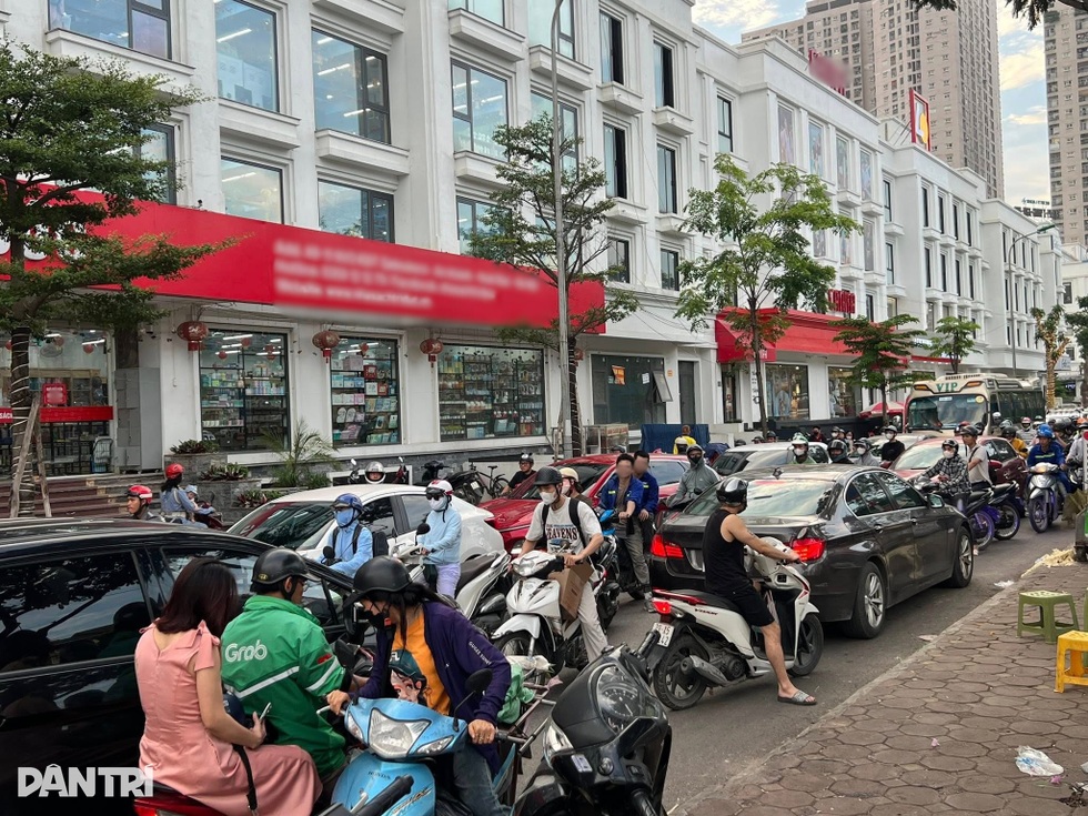 Phân luồng ở Đại lộ Thăng Long: Giao thông hỗn loạn, bỏ xe đi bộ về nhà - 1 Phân luồng ở Đại lộ Thăng Long: Giao thông hỗn loạn, bỏ xe đi bộ về nhà - 1