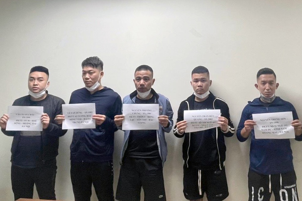 Người phụ nữ bị nhóm tín dụng đen xịt sơn vào cửa nhà lúc nửa đêm - 1 Người phụ nữ bị nhóm tín dụng đen xịt sơn vào cửa nhà lúc nửa đêm - 1