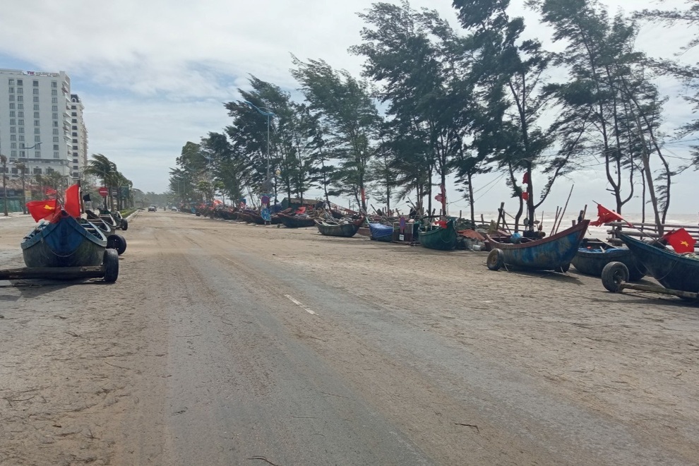 Thanh Hóa: Bão số 2 gây mưa to, gió lớn ở nhiều khu vực - 4 Thanh Hóa: Bão số 2 gây mưa to, gió lớn ở nhiều khu vực - 4