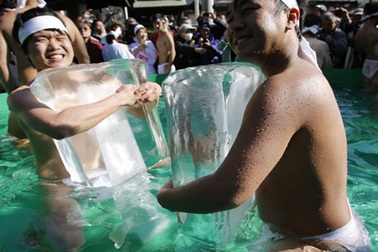 Đàn ông Nhật cởi trần ôm băng để cầu may