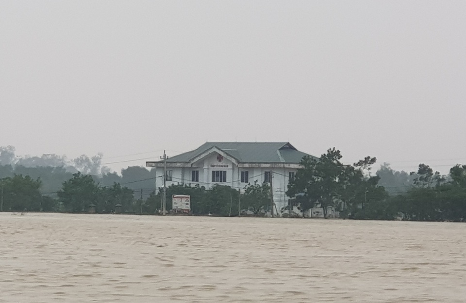 Gần 1 tuần gồng mình chống chọi cơn “đại hồng thủy” - 15 Gần 1 tuần gồng mình chống chọi cơn “đại hồng thủy” - 15