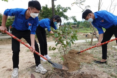 Áo xanh tình nguyện hỗ trợ xã giải quyết thủ tục hành chính giúp nhân dân