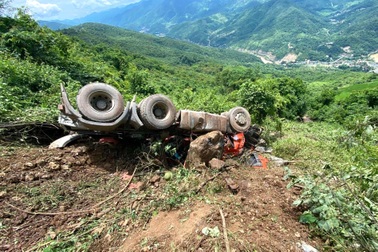 Xe tải lao xuống vực, thùng quặng văng sâu 120m