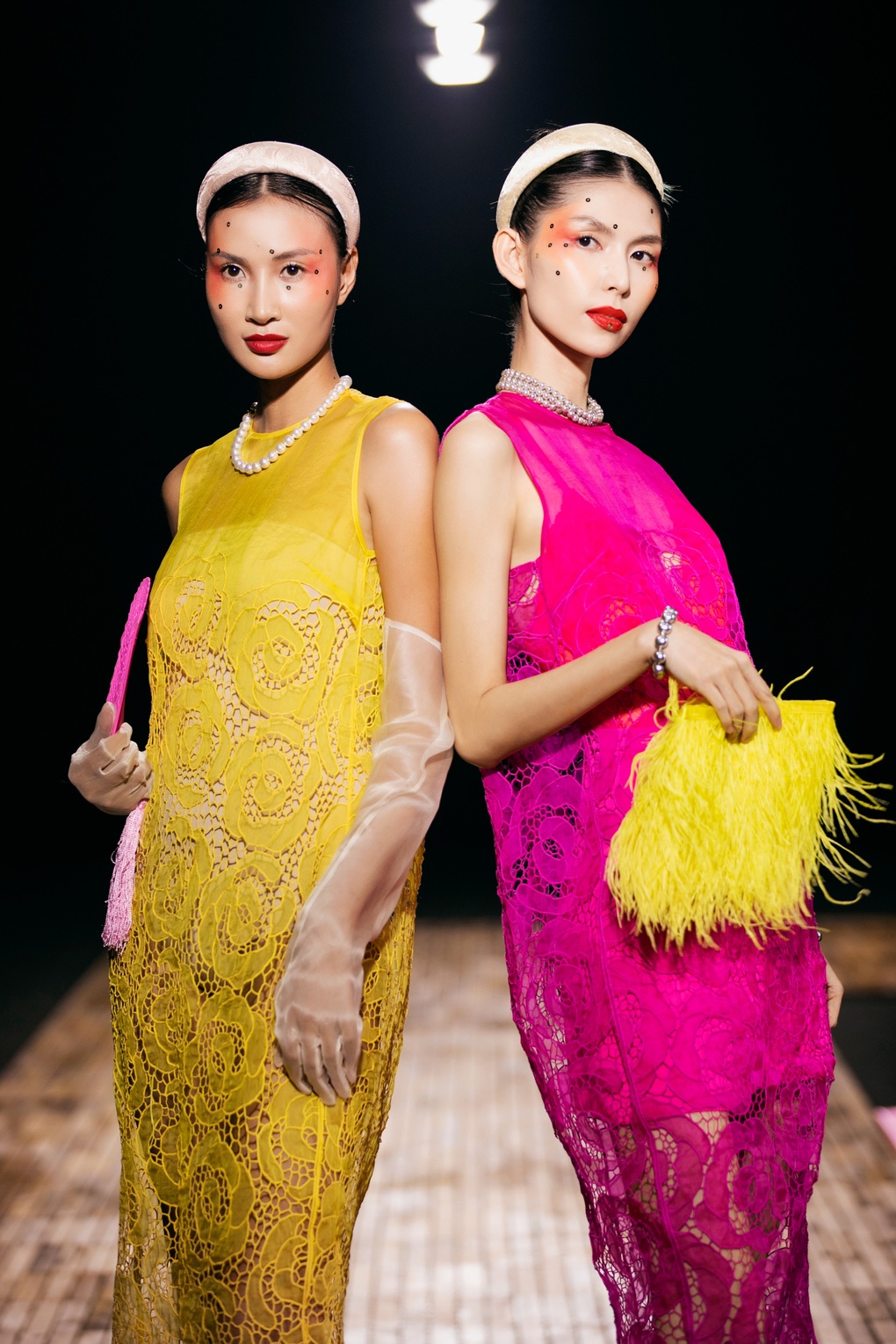 Búp bê sống Bé Quyên diện váy độc lạ, xuất hiện ấn tượng trên sàn catwalk - 2 Búp bê sống Bé Quyên diện váy độc lạ, xuất hiện ấn tượng trên sàn catwalk - 2