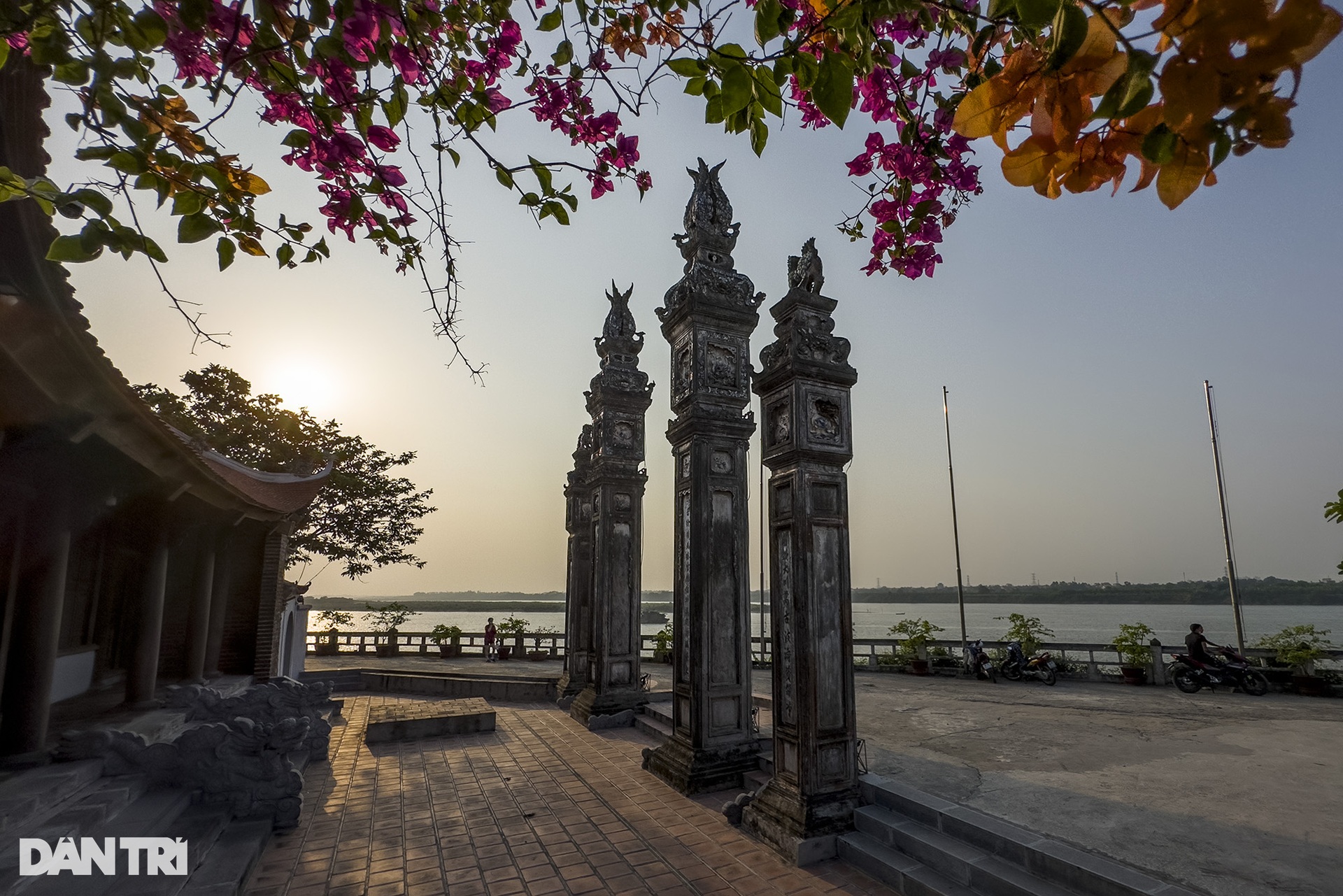 Mặc nắng nóng, giới trẻ đổ xô đi ngắm hoàng hôn ven bờ sông Hồng - 5 Mặc nắng nóng, giới trẻ đổ xô đi ngắm hoàng hôn ven bờ sông Hồng - 5