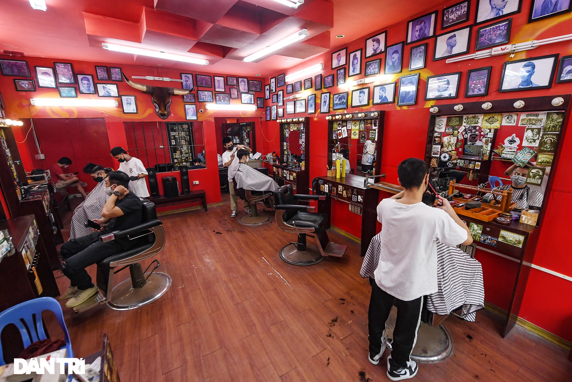 Người dân ở Hà Nội đổ xô đi cắt tóc sau 2 tháng giãn cách xã hội - 2 Người dân ở Hà Nội đổ xô đi cắt tóc sau 2 tháng giãn cách xã hội - 2