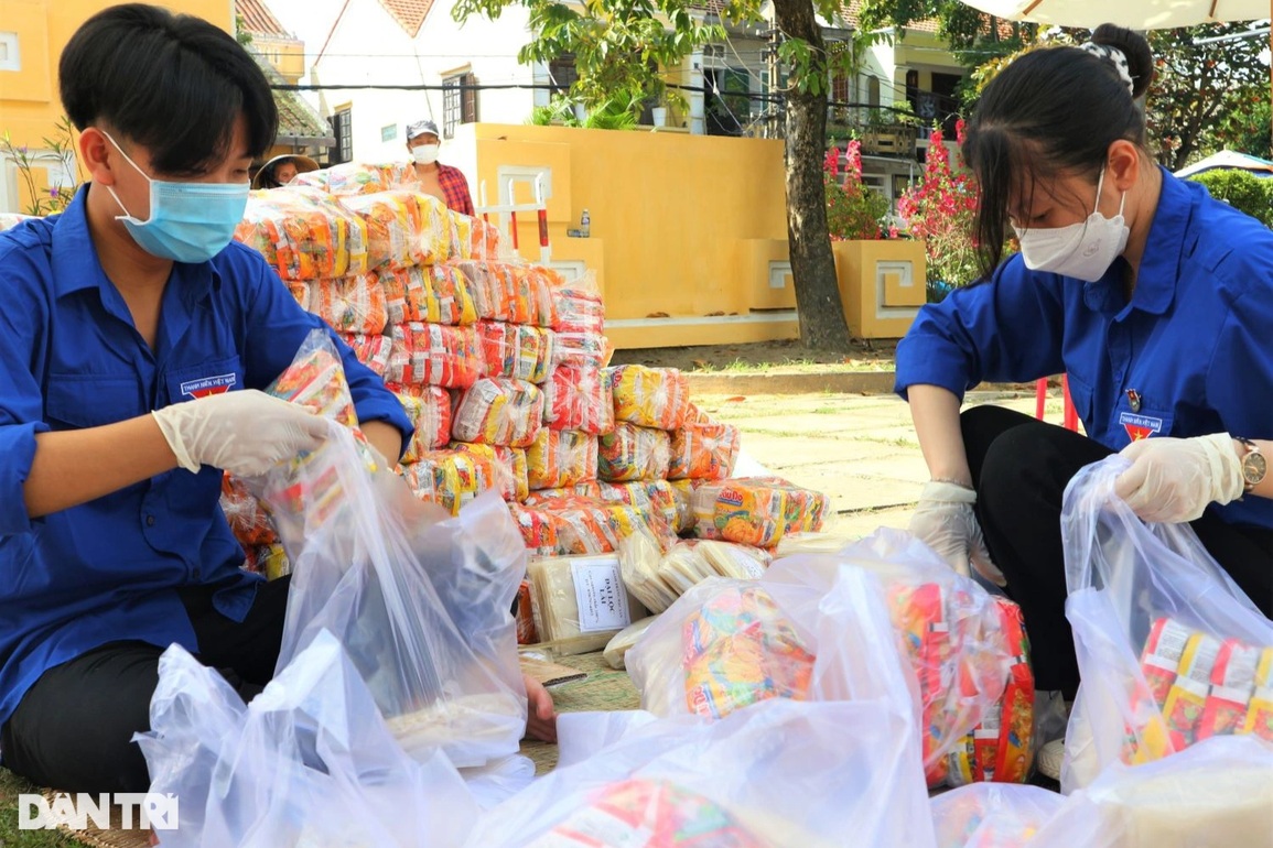Phiên chợ Tết xưa 0 đồng ấm áp cho người nghèo giữa phố cổ - 3 Phiên chợ Tết xưa 0 đồng ấm áp cho người nghèo giữa phố cổ - 3
