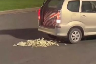 Xe bung cửa khiến tiền rơi đầy đường, người dân giúp nhặt trả tài xế