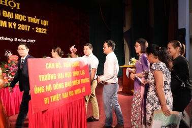 Trường Đại học Thủy lợi quyên góp ủng hộ đồng bào lũ lụt miền Trung