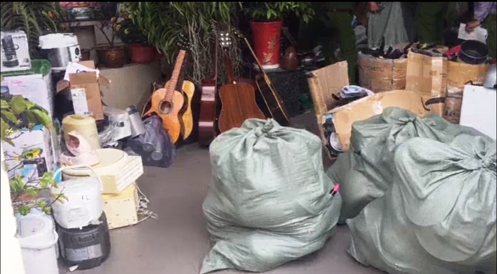 Vụ 1,3 tấn hàng lậu trong nhà: Khởi tố, tạm giam vợ Thượng tá Biên phòng - 2 Vụ 1,3 tấn hàng lậu trong nhà: Khởi tố, tạm giam vợ Thượng tá Biên phòng - 2