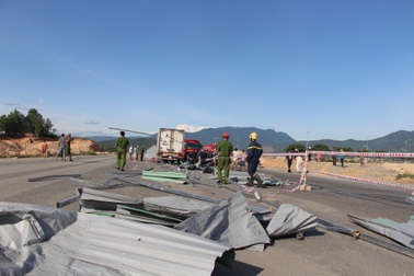 Xe tải hất văng 50 m rào chắn công trình, tài xế tử vong