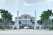 Giữ nguyên biên chế cấp huyện để bố trí về làm việc tại xã