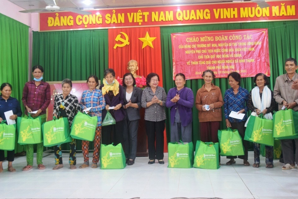 Nguyên Phó Chủ tịch nước Trương Mỹ Hoa trao 100 suất quà Tết đến hộ nghèo - 1 Nguyên Phó Chủ tịch nước Trương Mỹ Hoa trao 100 suất quà Tết đến hộ nghèo - 1