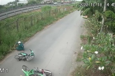 Tình huống tông nhau đầy khó hiểu của 2 người đi xe máy