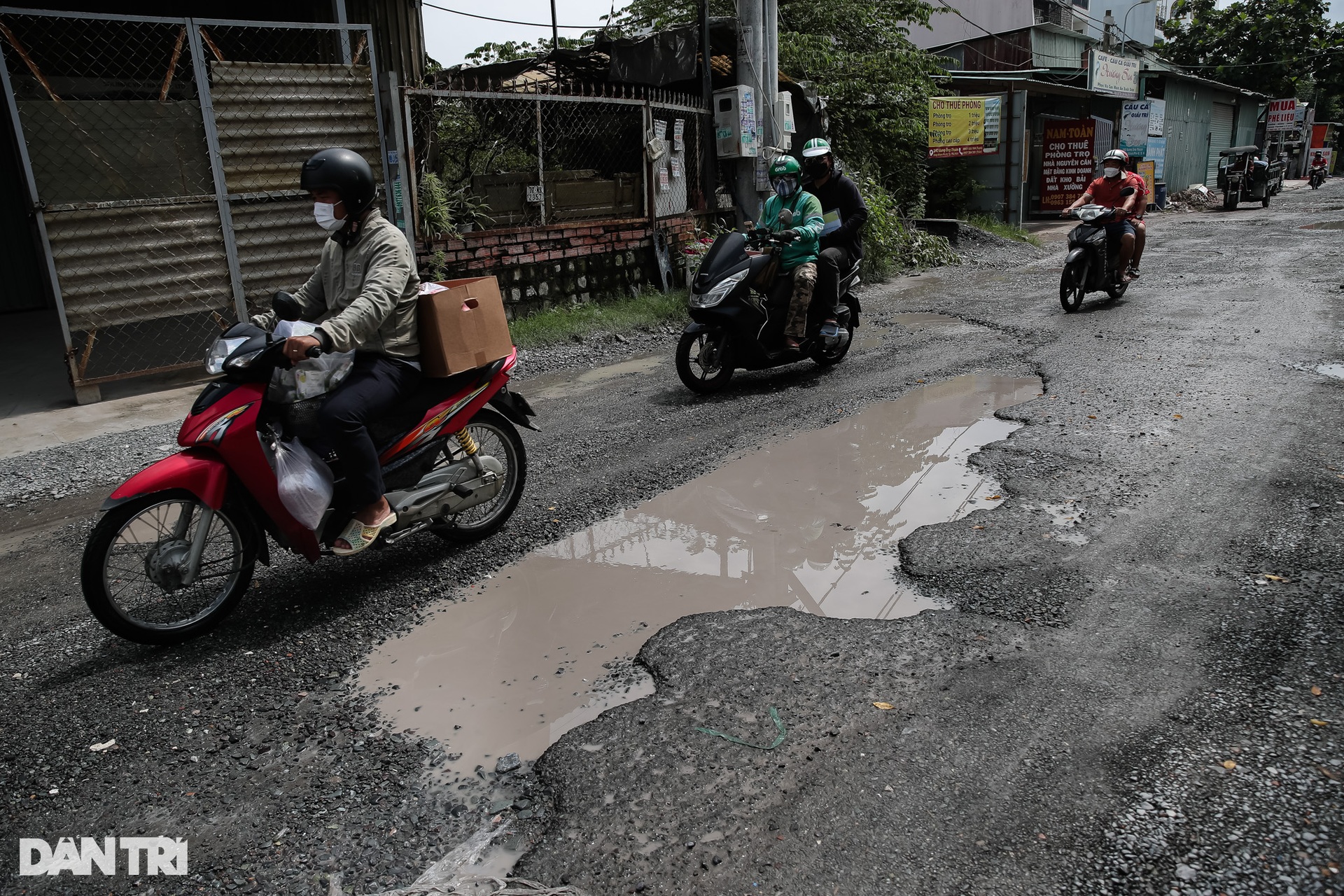 Con đường có hàng trăm ổ gà, hố bom khiến người dân ngao ngán ở TPHCM - 4 Con đường có hàng trăm ổ gà, hố bom khiến người dân ngao ngán ở TPHCM - 4