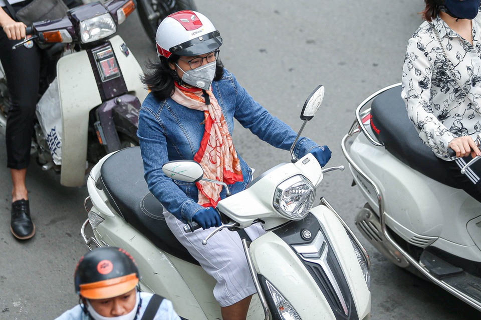 Hà Nội đón đợt gió lạnh đầu mùa, người dân mặc áo ấm ra đường - 6 Hà Nội đón đợt gió lạnh đầu mùa, người dân mặc áo ấm ra đường - 6