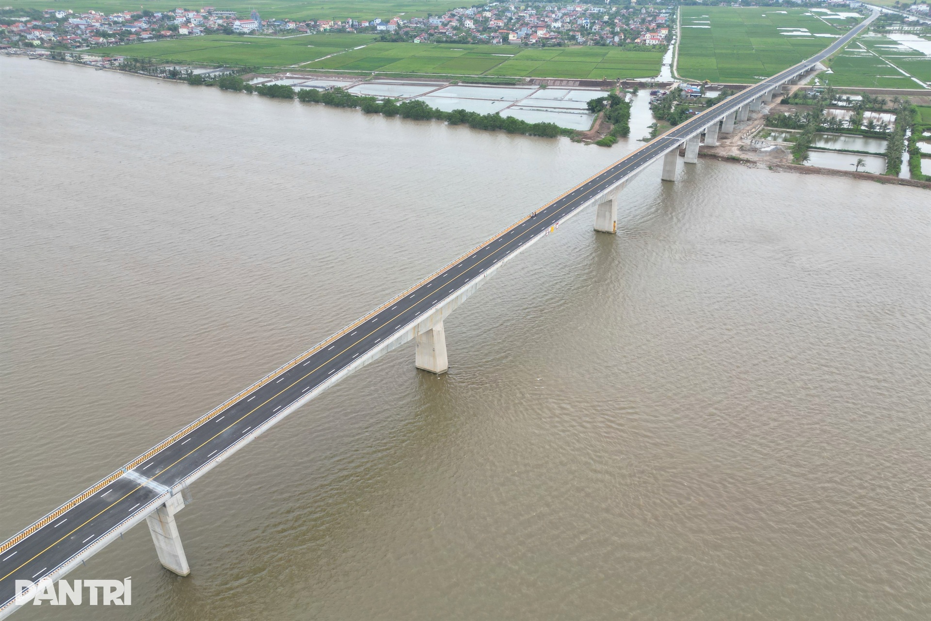 Ngắm cầu gần 700 tỷ đồng vượt sông Đáy, thi công công nghệ hiện đại nhất - 1 Ngắm cầu gần 700 tỷ đồng vượt sông Đáy, thi công công nghệ hiện đại nhất - 1