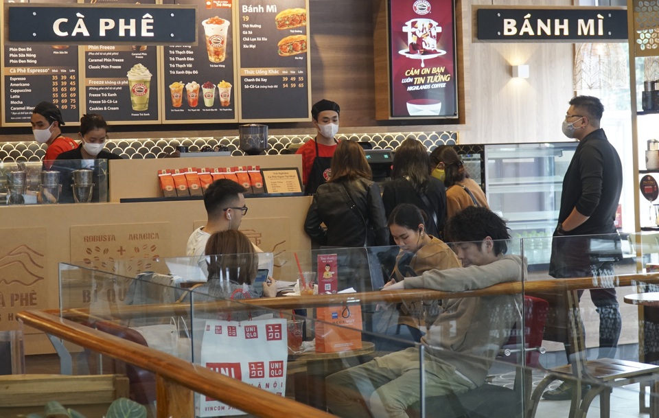Hàng loạt quán ăn, quán cà phê đông khách trở lại: Ít người đeo khẩu trang - 11 Hàng loạt quán ăn, quán cà phê đông khách trở lại: Ít người đeo khẩu trang - 11
