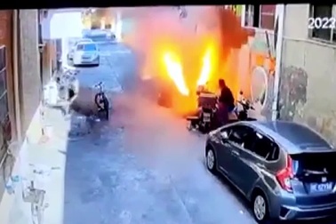 Khoảnh khắc xe điện đang sạc pin phát nổ kinh hoàng