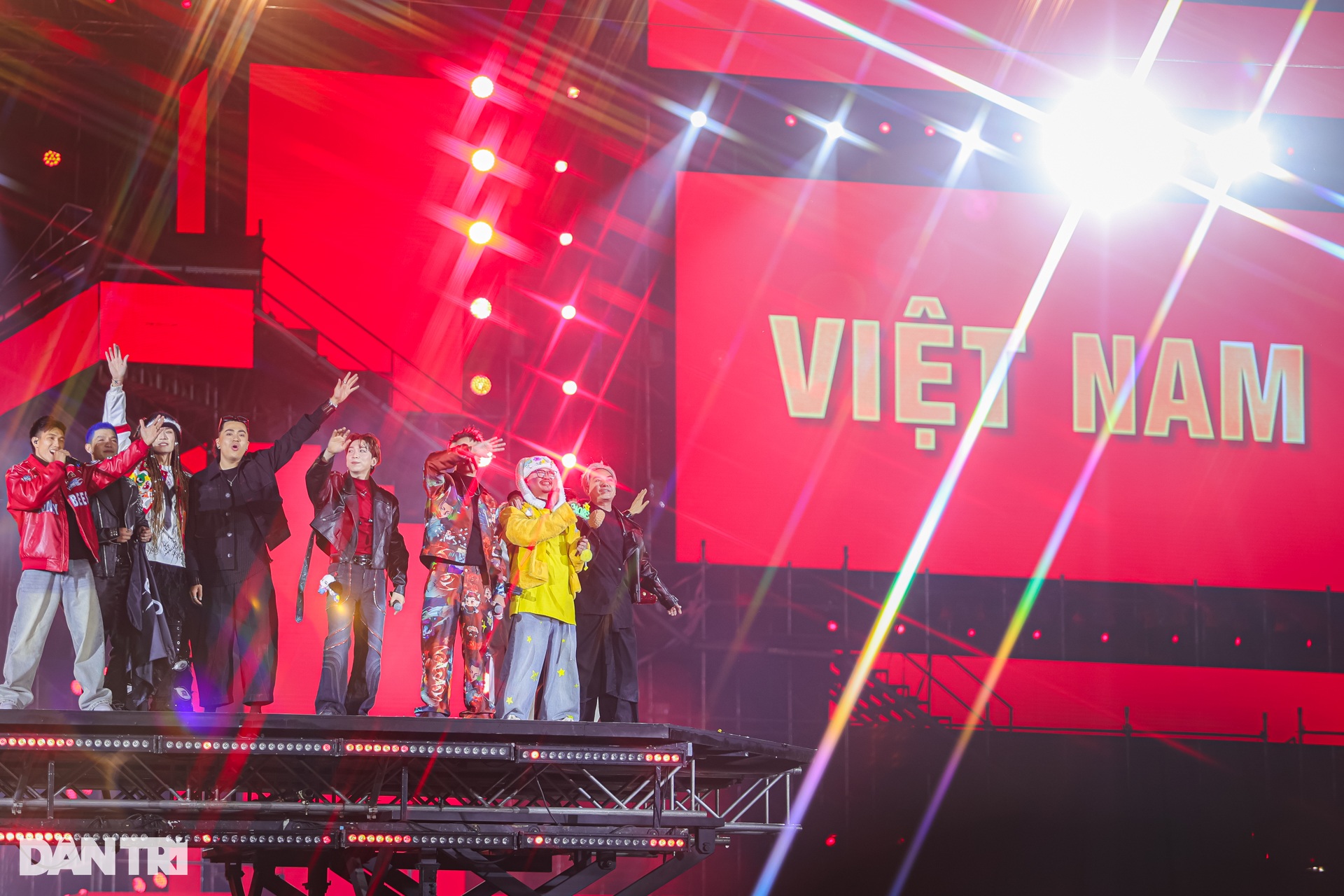 Concert Chông gai: Tự Long nhào lộn, các anh tài khóc trước 30.000 người - 9