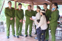 Trao 100 triệu tới gia đình Trung tá công an hi sinh khi truy bắt tội phạm